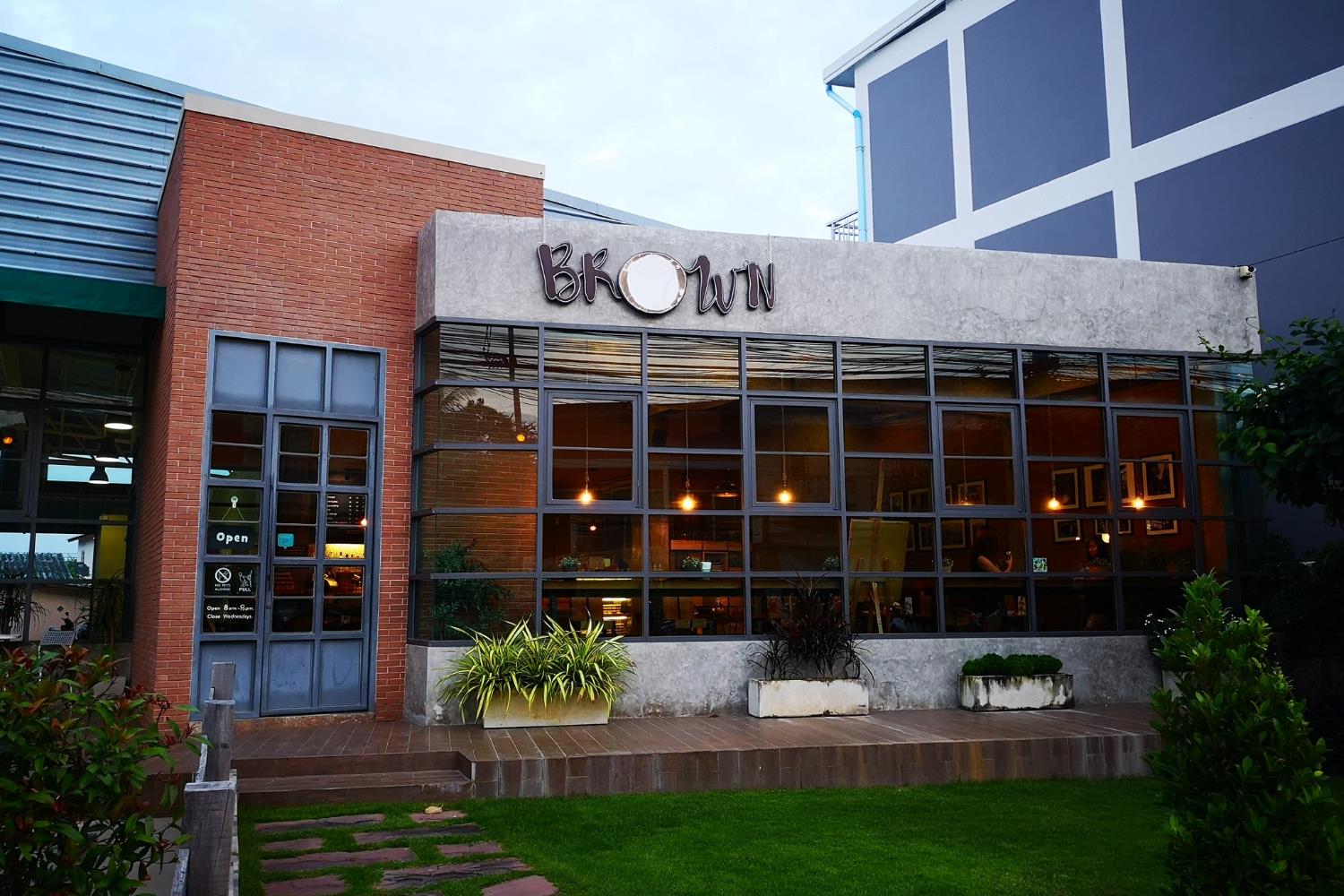 BROWN Brew and Bistro